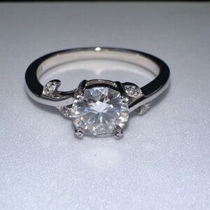 Elegant Silver Moissanite Ring size 8